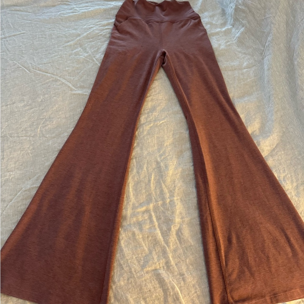 EUC Beyond Yoga Flared Leggings with pockets size small. They are a pinkish red